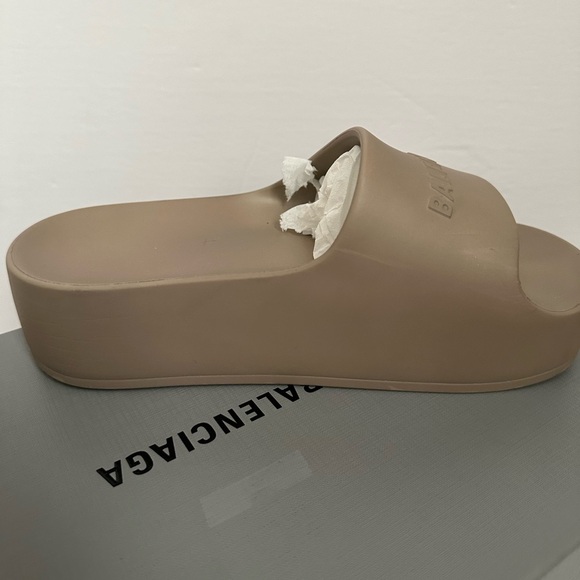 Balenciaga chunky slides- taupe - Picture 6 of 10
